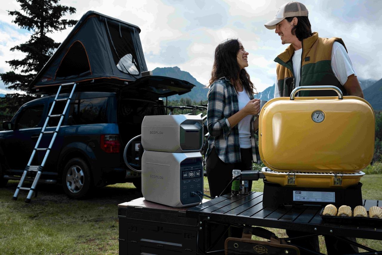 Paar nutzt Stromerzeugung beim Off-Road-Trip