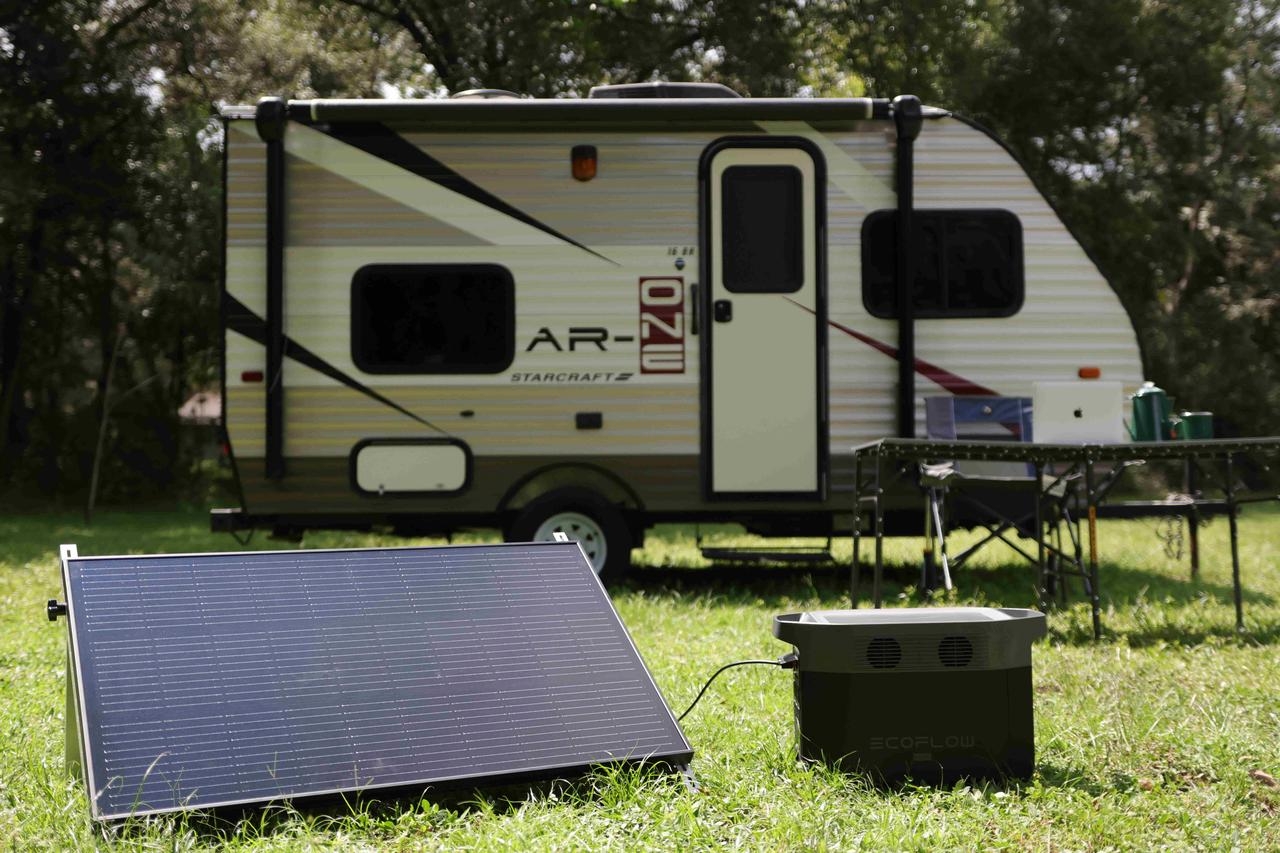 Wohnmobil mit Solaranlage in der freien Natur