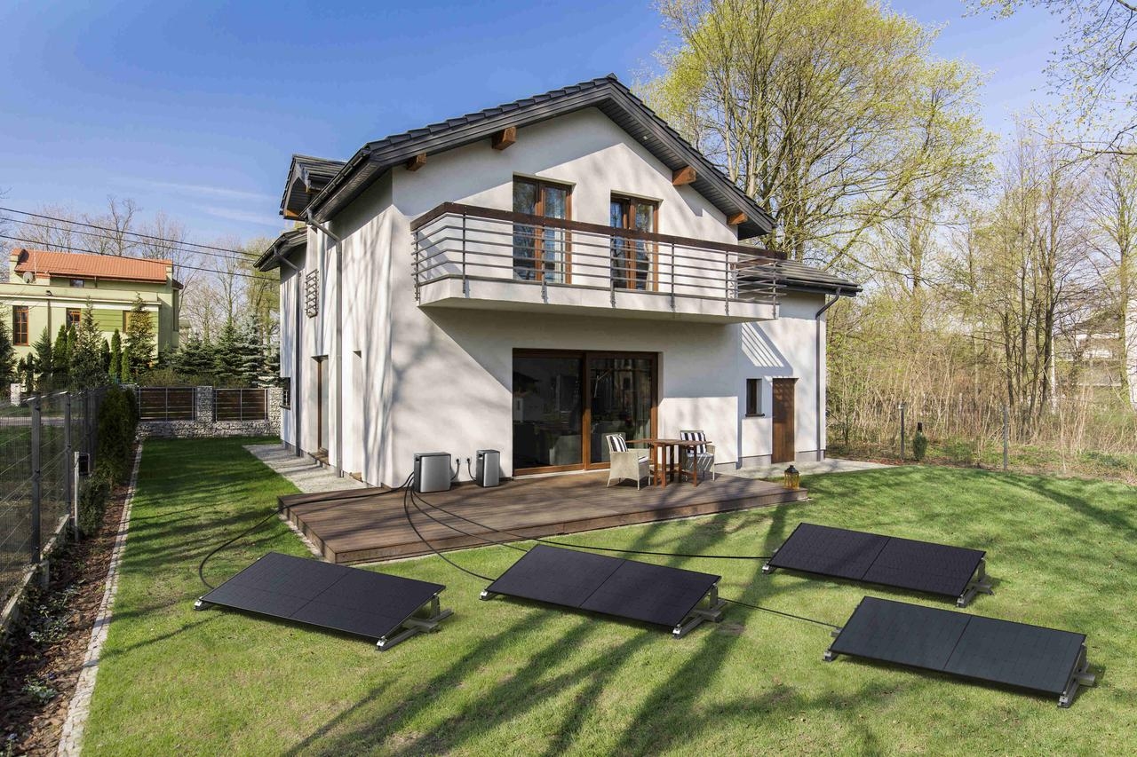 Photovoltaik im Garten einer Doppelhaushälfte versorgt Haushalt