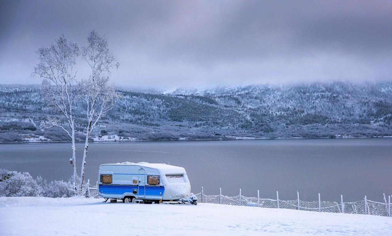 Romantische Wohnwagen-Idylle im Winter