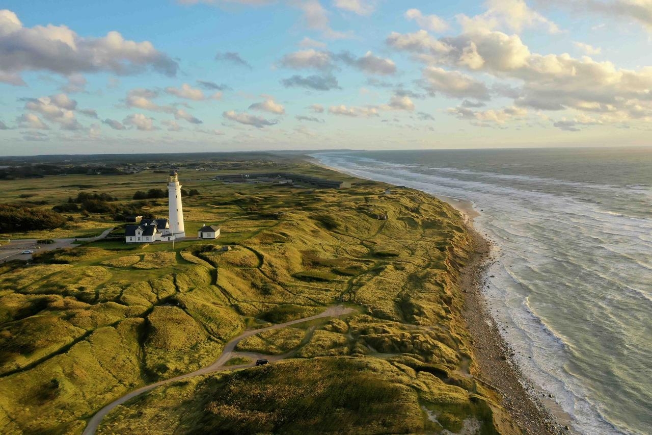Deutsche Nordsee mit typischer Küstenlinie und Leuchtturm