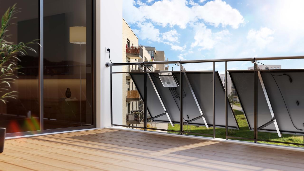 Balkonkraftwerk mit Speicher auf städtischem Balkon