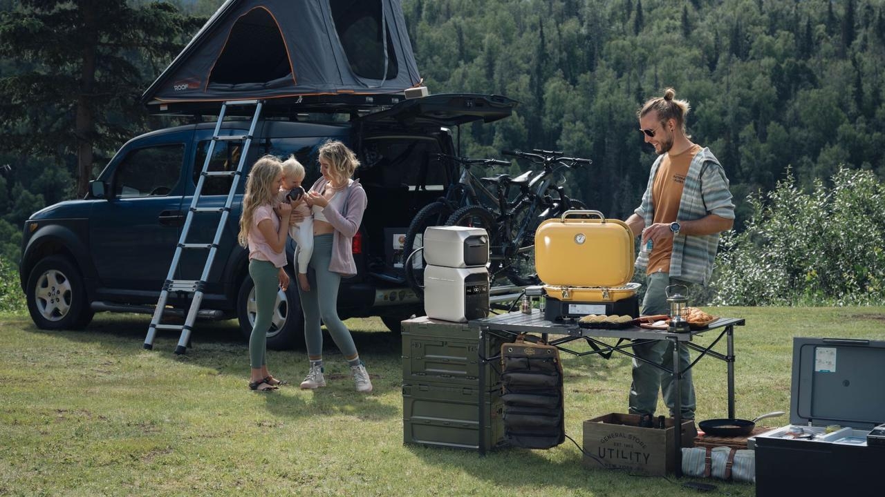 Junges Paar geht auf einen Roadtrip
