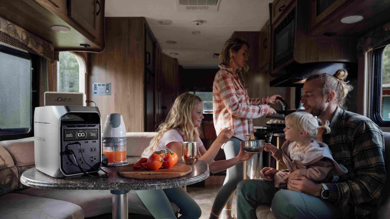 Familie genießt das Vanlife in vollen Zügen